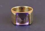 Anel em ouro 18 k com ametista central, Aro 10 ... - Anel em ouro 18 k com ametista central, Aro 10 e peso aproximado 8.45 g.