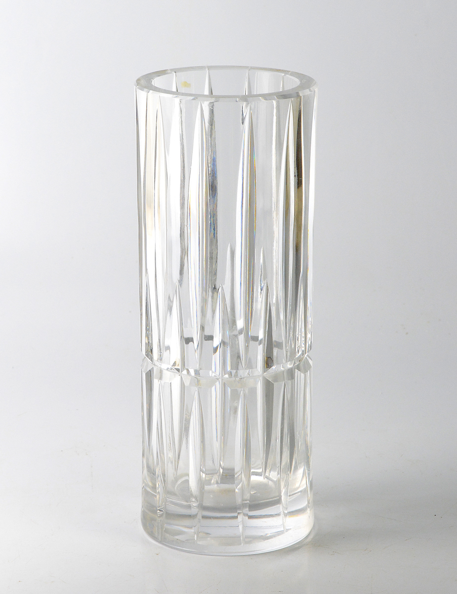 Vaso lapidado em cristal europeu, medindo 20 cm de altura por 8 cm de...