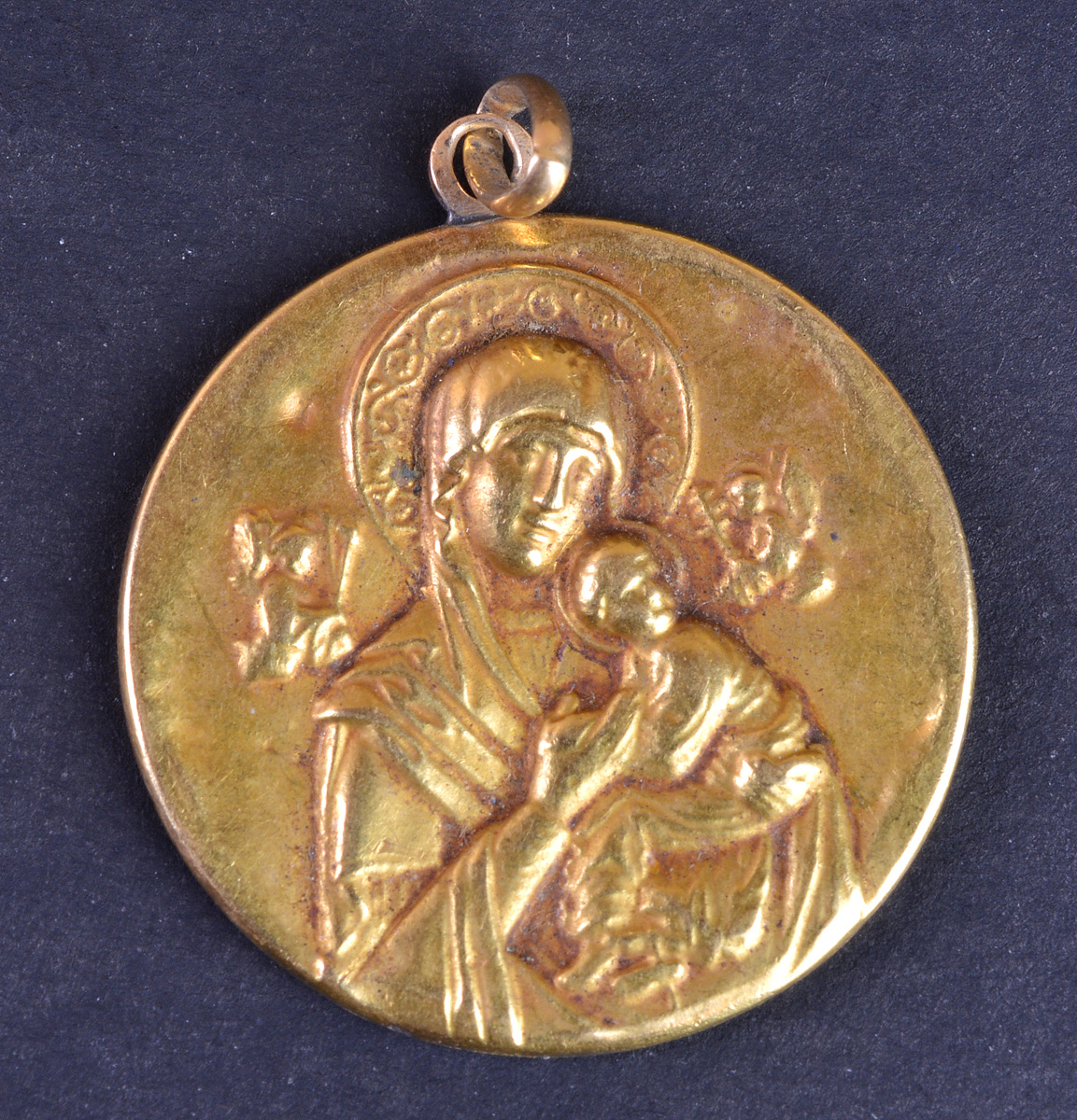 Medalha em ouro 18 k representando Nossa Senhora com Menino Jesus... - foto 1 de 2