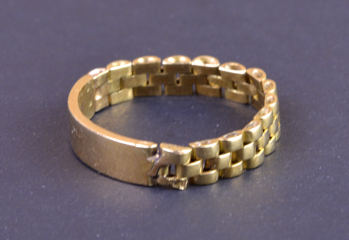 Aliança em ouro 18 k, Aro 14 e peso aproximado 2.15 g.