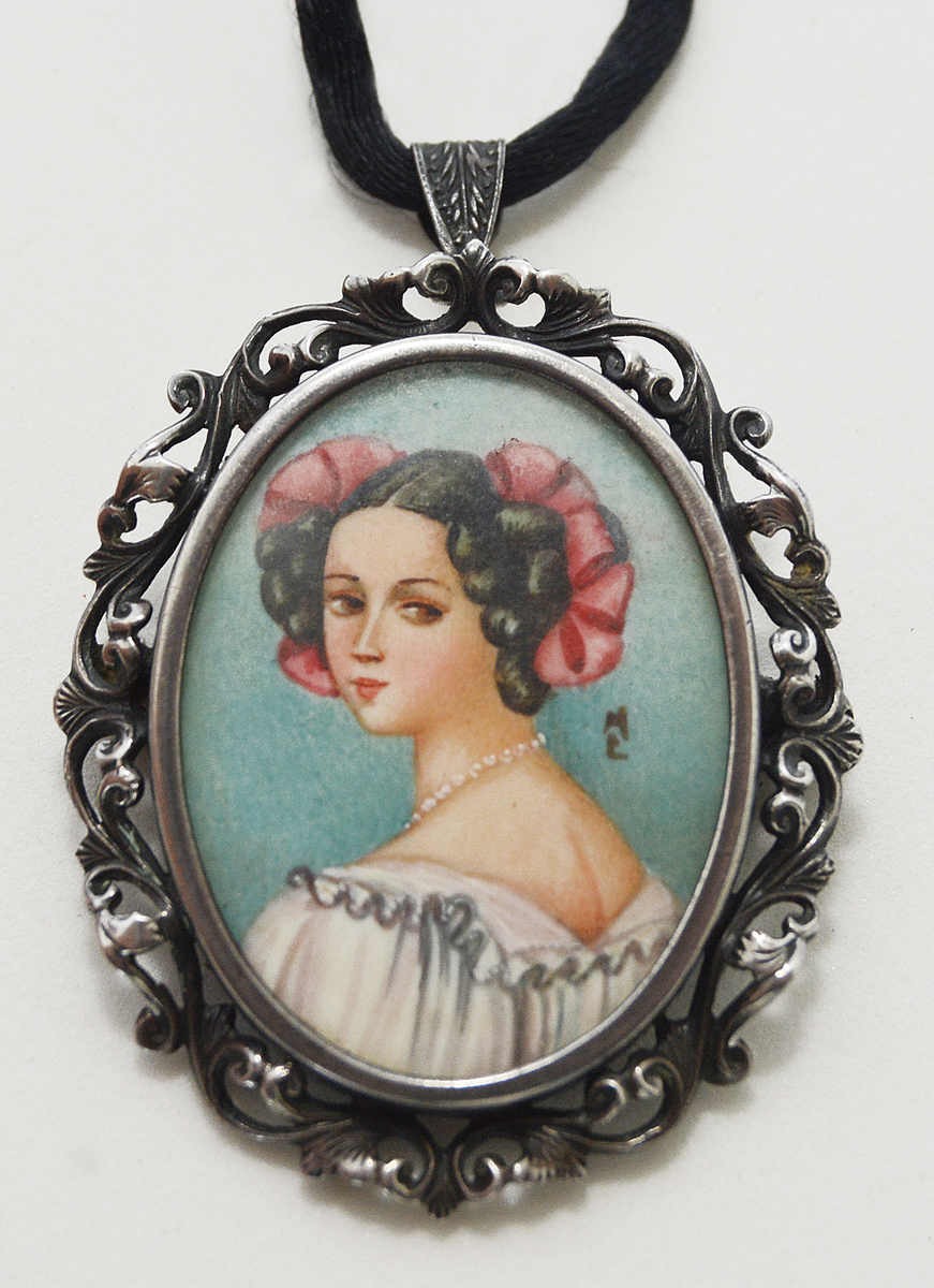 Broche/ pingente com pintura sobre marfim representando Dama da... - foto 1 de 2
