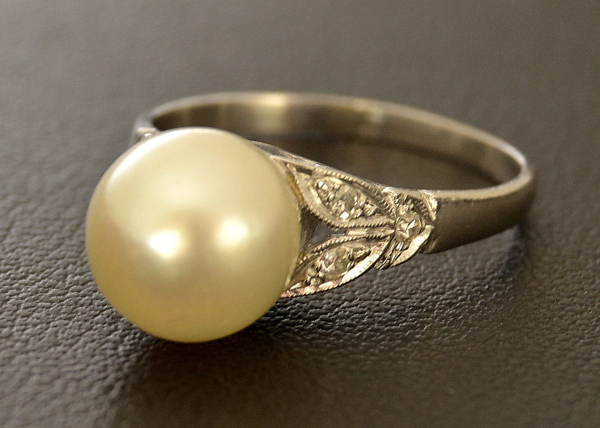 Anel em ouro branco, garras sob a forma de folhas com seis diamantes... - foto 2 de 2