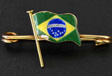 Alfinete em ouro 15 k com bandeira do Brasil em... - Alfinete em ouro 15 k com bandeira do Brasil em esmalte, medindo 2 x 3,5 cm e peso total aproximado 3.26 g (apresenta desgastes do tempo no esma...