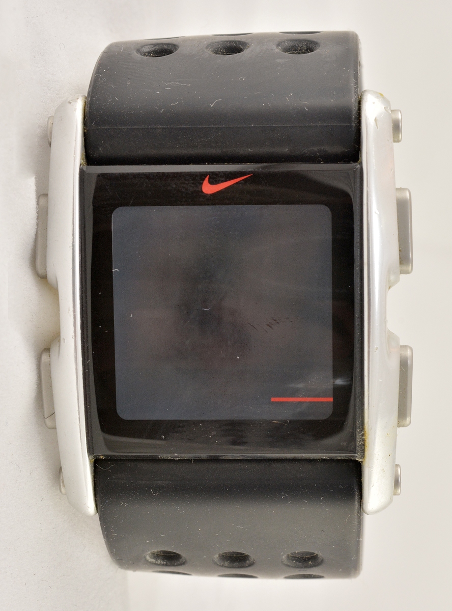 NIKE - Performance polymers aluminum, H2O resist 50 m, medindo a... - foto 1 de 2