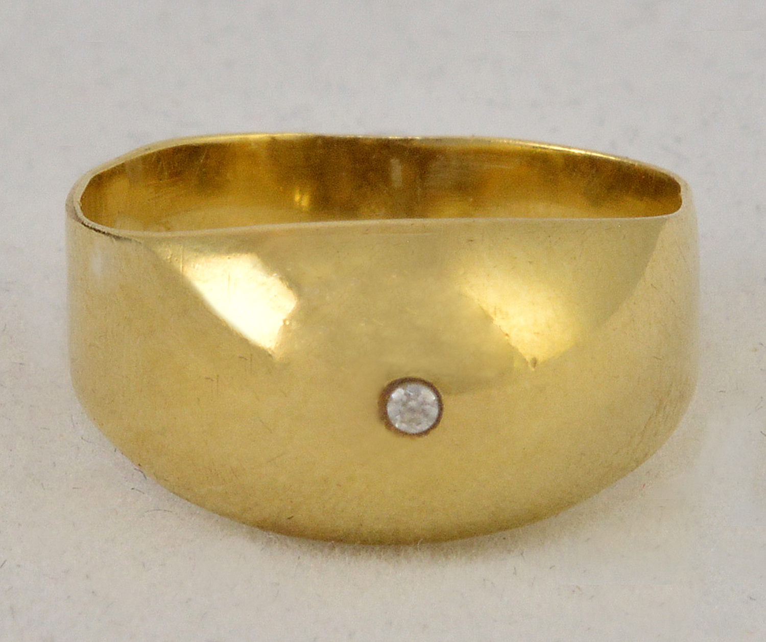 Anel em ouro 18 k com brilhante, Aro 11 e peso total aproximado 2 g.