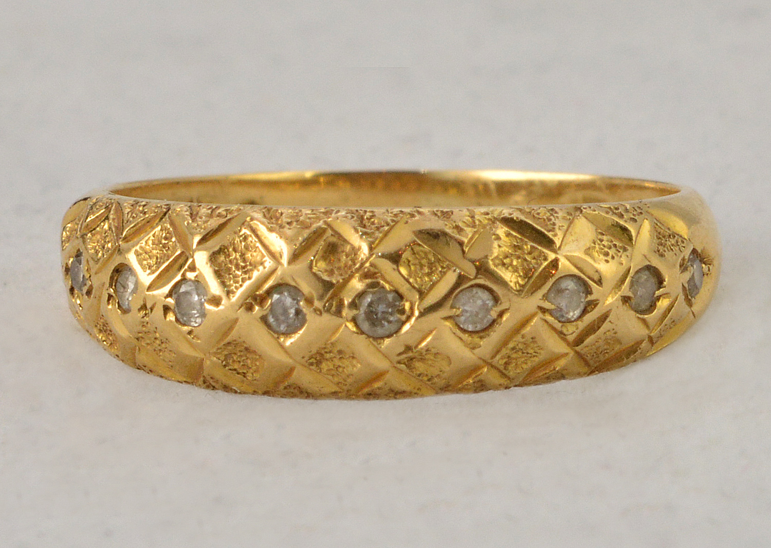 Aliança em ouro amarelo trabalhada em losangos com dez diamantes, Aro...