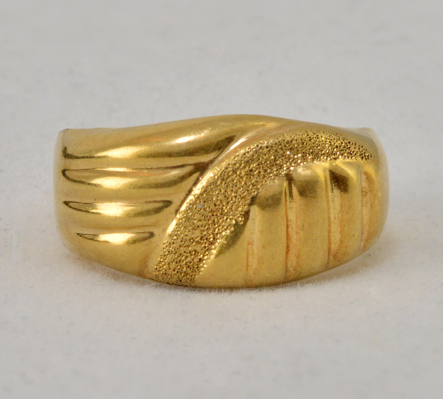Anel em ouro amarelo 18 k com decoração Art Deco, Aro 14 e peso total...