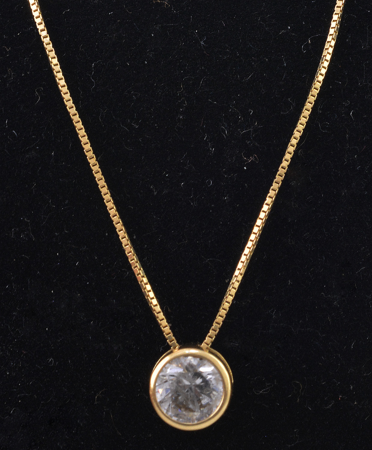 Gargantilha em ouro amarelo 18 k com ponto de luz, medindo 40 cm de...