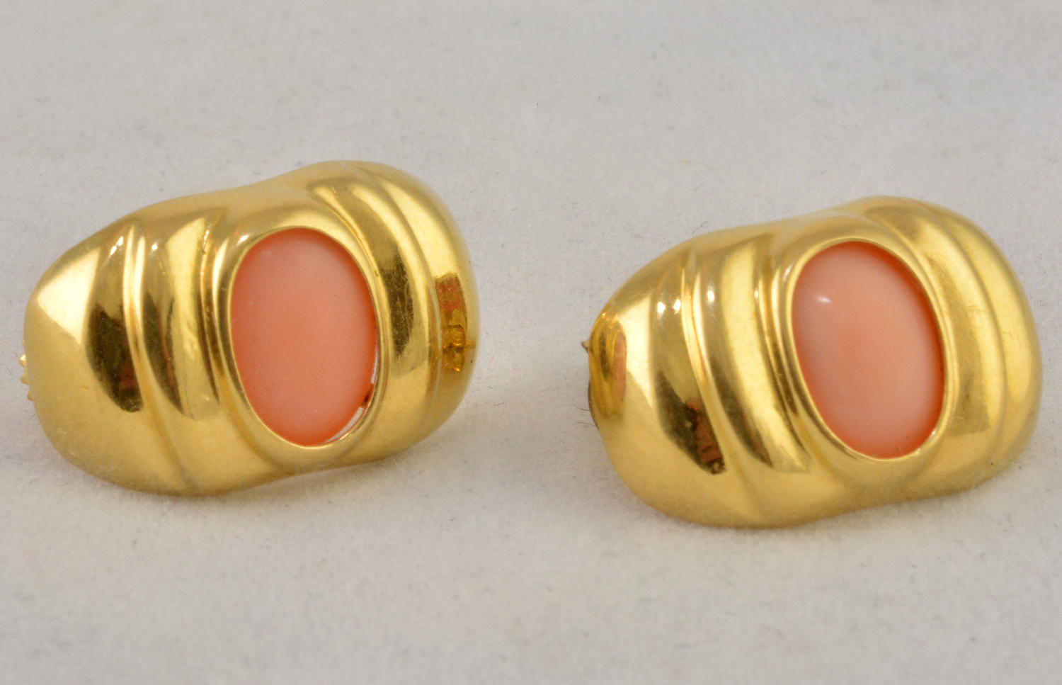 Par de brincos em ouro amarelo 18 k com coral ao centro, peso total...