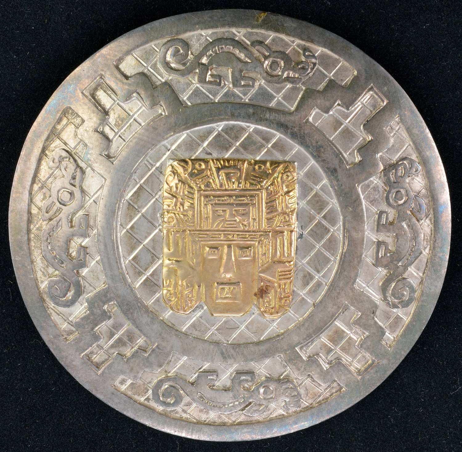 Broche pedantif em prata 985 e ouro, trabalhado em motivos Inca...