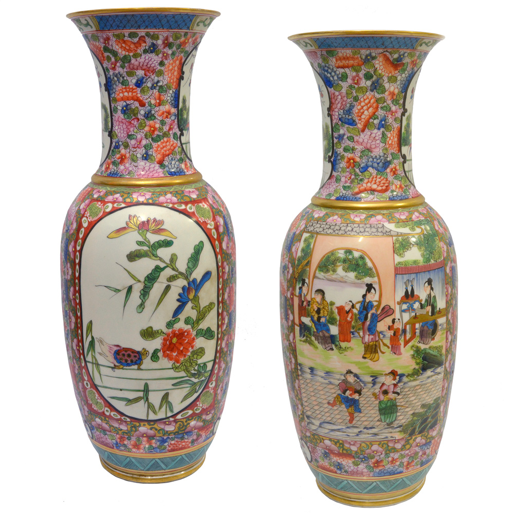 Par de vasos em porcelana chinesa. Séc. XX.