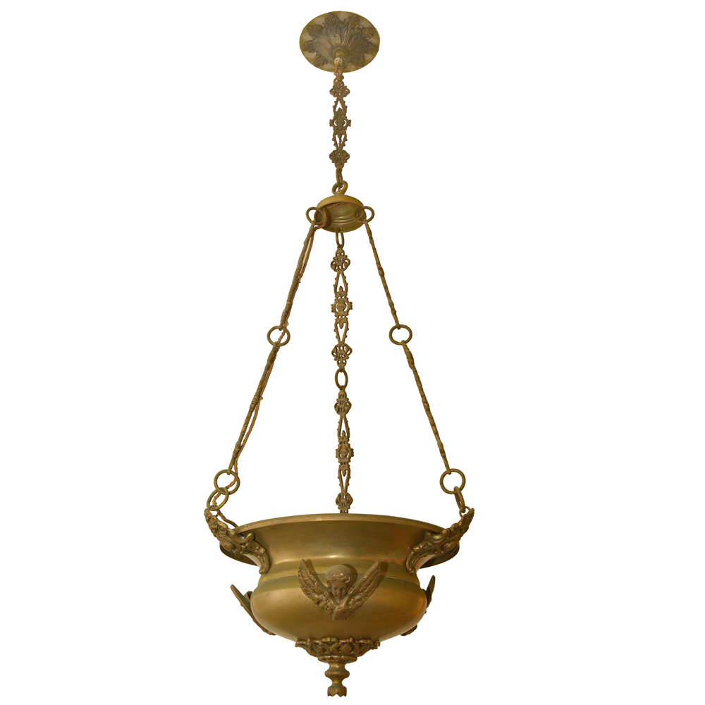 Lampadário em metal dourado com aplicações de figuras de anjos em...
