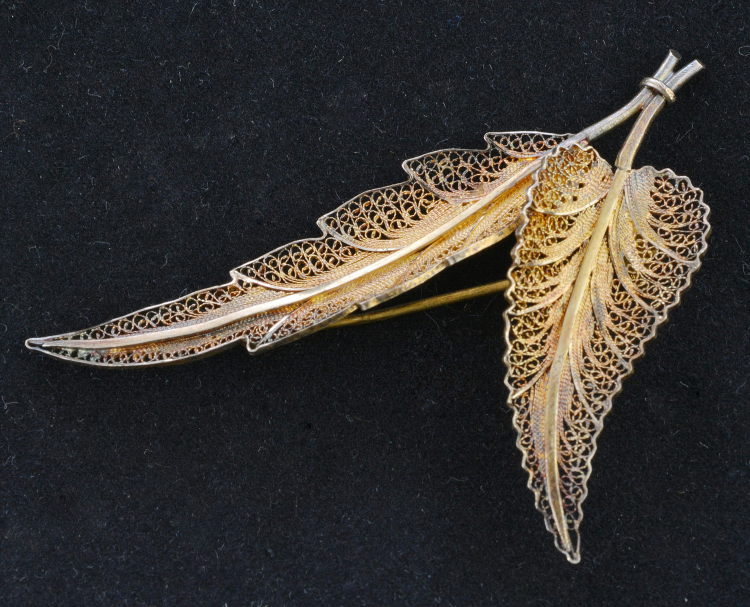 Broche filigranado sobre a forma de folha e pena em ouro amarelo 18...