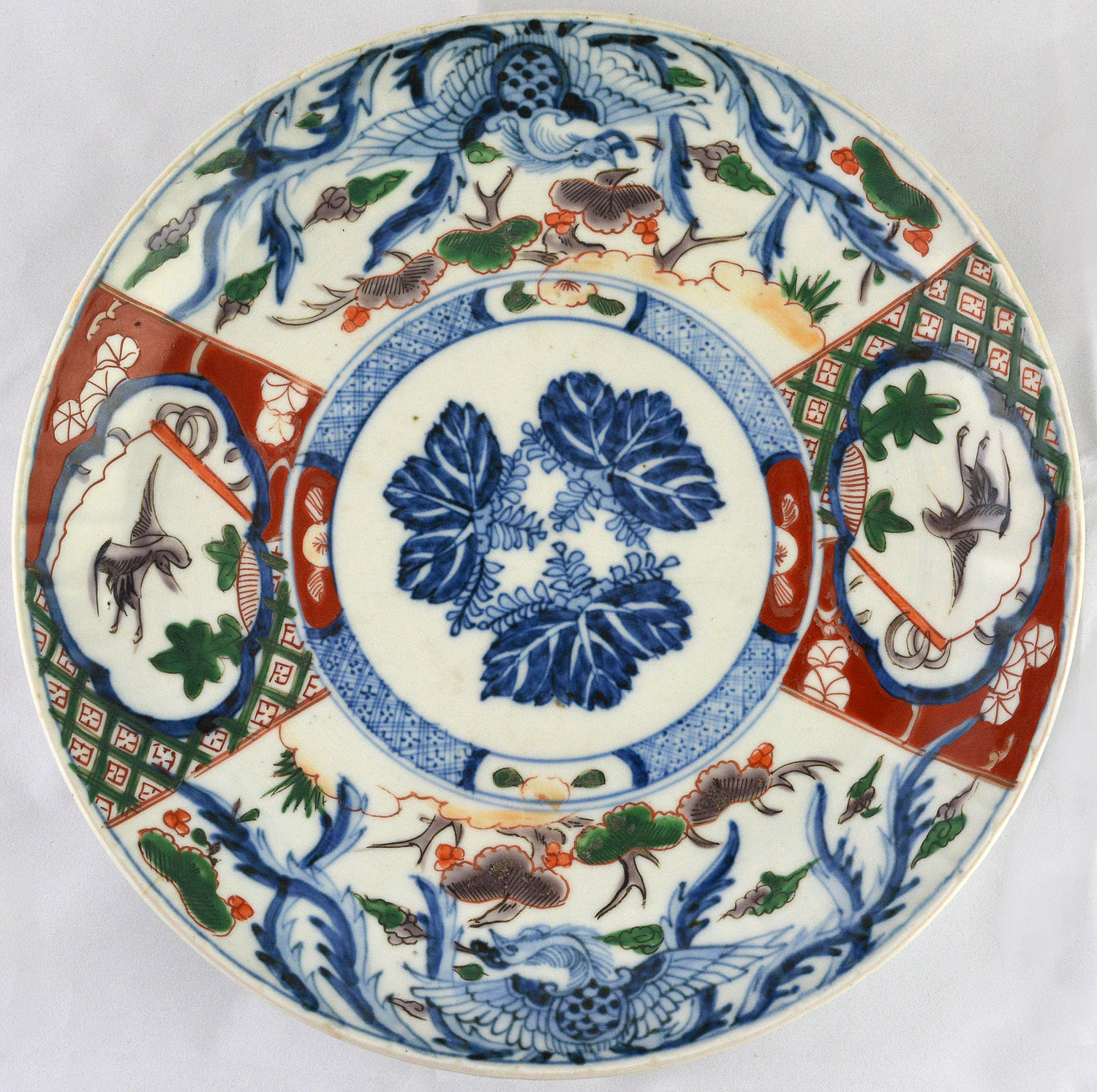 Prato em porcelana japonesa padrão Imari, decorado com aves e flores...