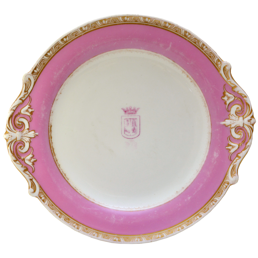 Prato raso em porcelana COPELAND trabalhado e brasonado.
