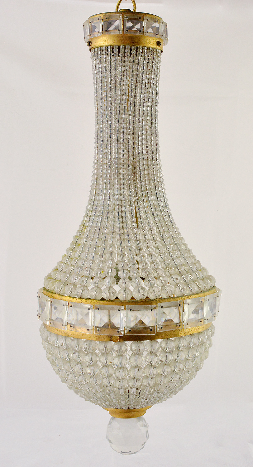 Lustre em cristal tcheco em formato de pera, medindo 50 cm de altura...