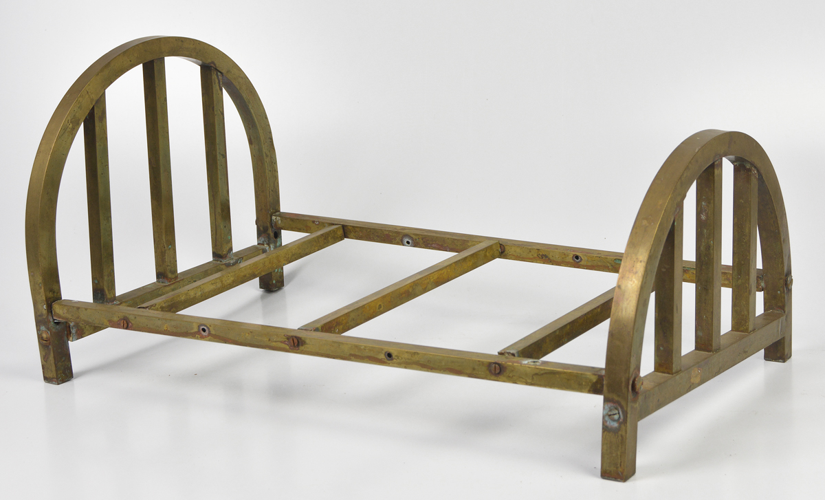 Cama em miniatura em metal para boneca, medindo 10 cm de altura por...
