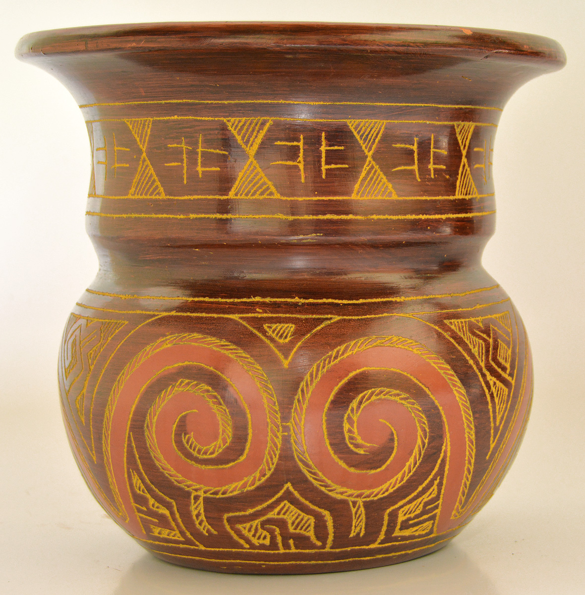 Vaso em barro com decoração marajoara, medindo 18 cm de altura por 15...
