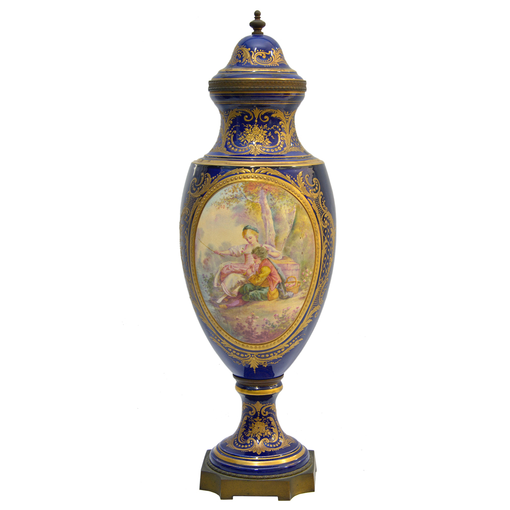 Ânfora em porcelana de Sevres decorada com cena romântica e... - foto 1 de 2