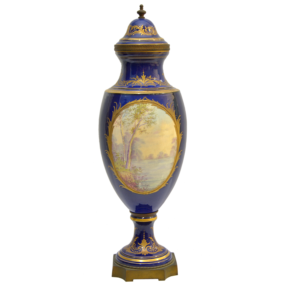 Ânfora em porcelana de Sevres decorada com cena romântica e... - foto 2 de 2