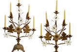 Par de candelabros para 05 velas em metal doura... - Par de candelabros para 05 velas em metal dourado e bronze com aplicação de flores em vidro leitoso.