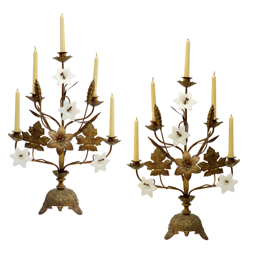 Par de candelabros para 05 velas em metal dourado e bronze com...