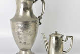 Grande jarra para água em pewter, monogramada "... - Grande jarra para água em pewter, monogramada "ACC", medindo 40 cm de altura por 23 cm de diâmetro. Acompanha bule para chá em metal espessurado...