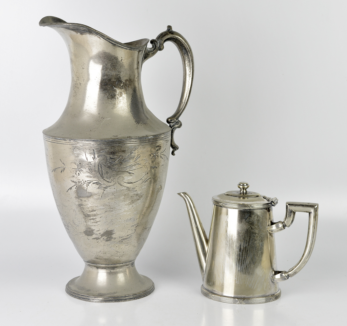 Grande jarra para água em pewter, monogramada "ACC", medindo 40 cm de...