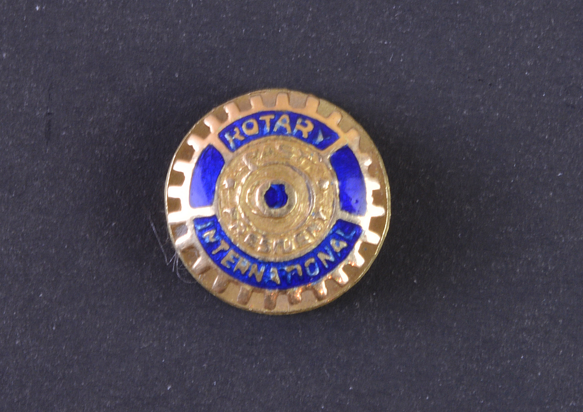 Botton do Rotary Club em ouro 18 k e esmalte, peso total aproximado 1...