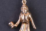 Pingente em ouro 18 k representando figura reli... - Pingente em ouro 18 k representando figura religiosa, peso aproximado 1 g e medindo 2 cm de altura.