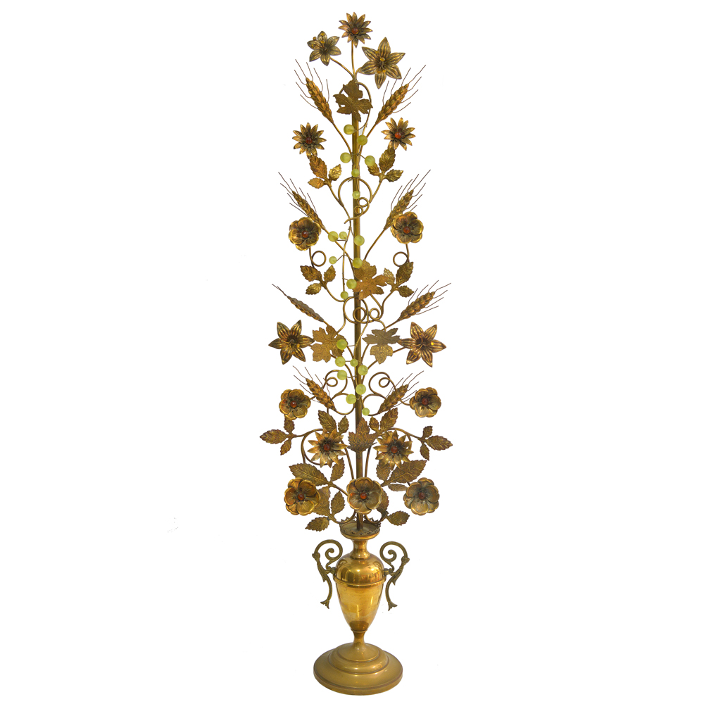 Girandole em metal dourado decorado com flores e folhas de parreira...
