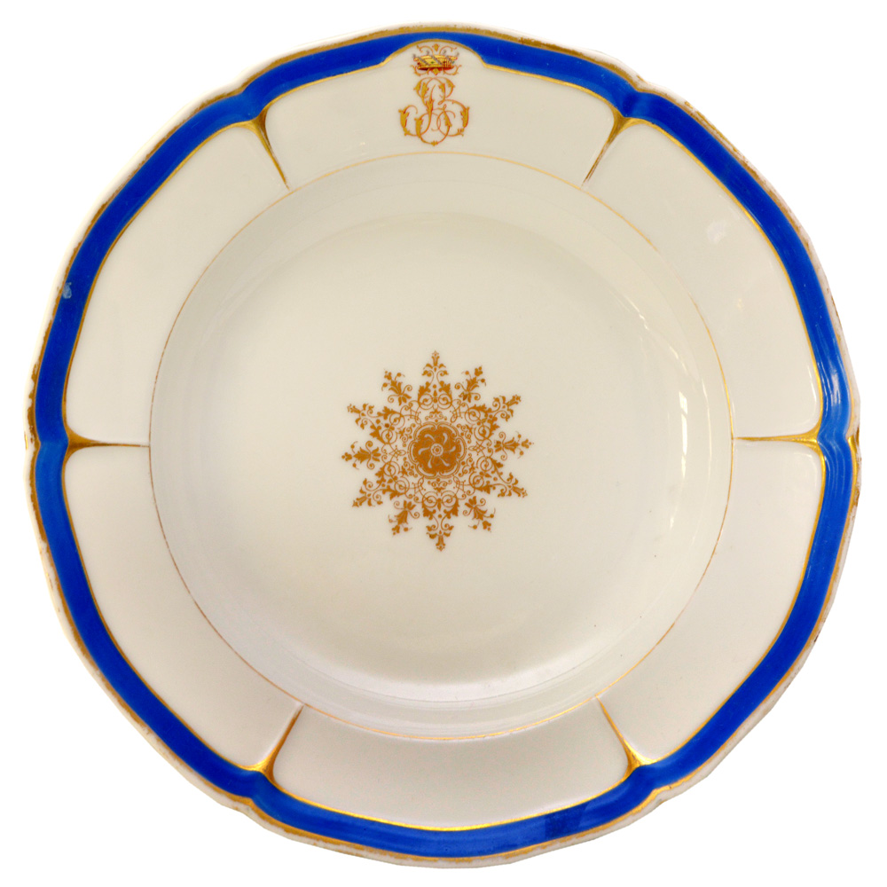 Prato raso em porcelana européia, apresentando borda recortada, azul...