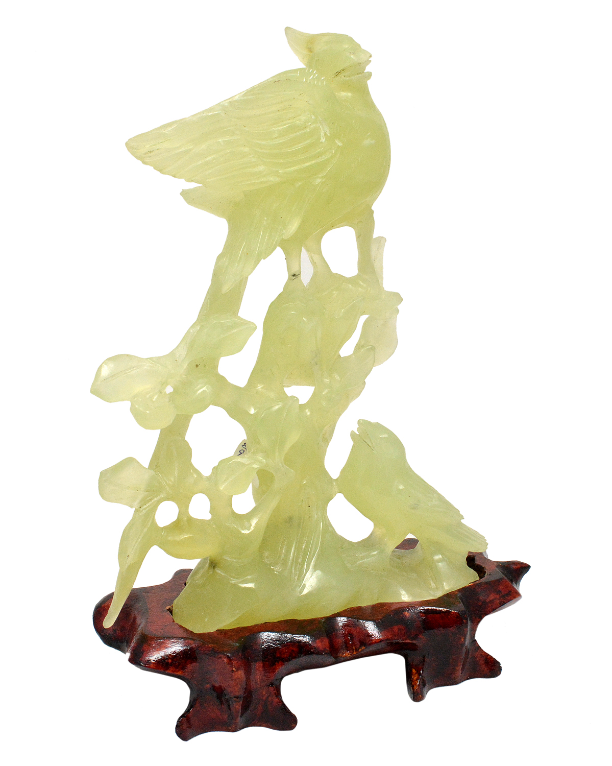Escultura em jade representando pássaros sobre troncos. Acompanha...