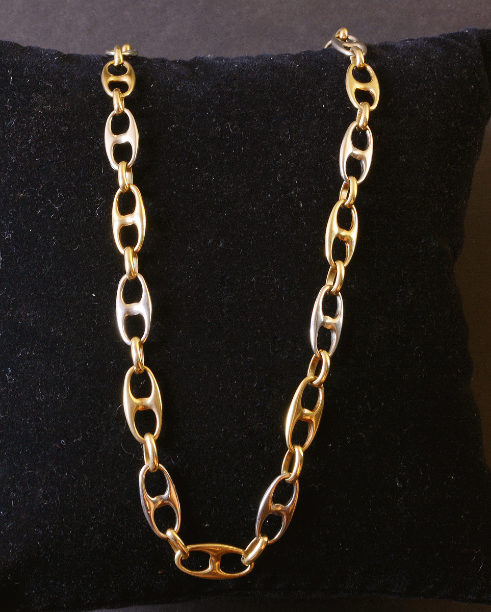 Colar em ouro 18 k modelo Gucci, peso total aproximado 35.2 g e...
