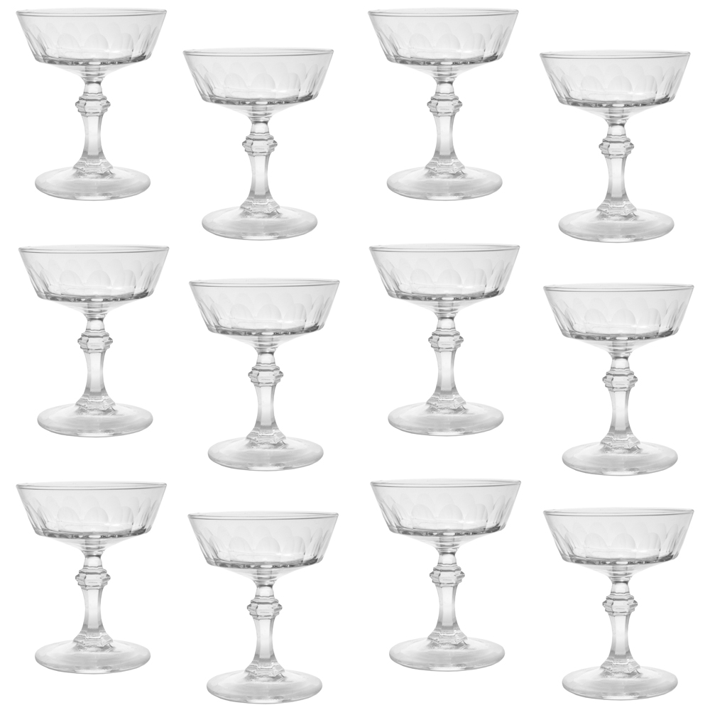 Conjunto de 12 taças para champagne em cristal lapidado.