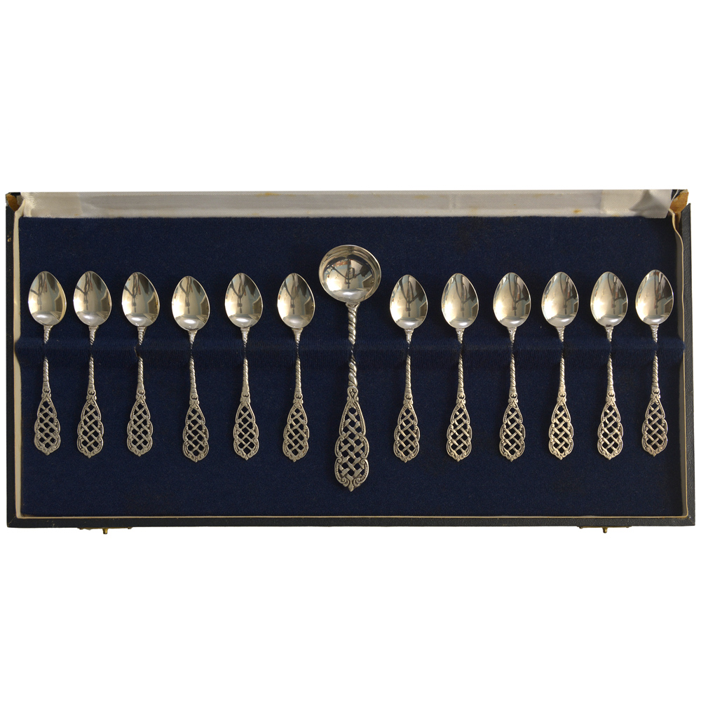Conjunto de 12 colheres para café e 01 colher para açúcar em prata...