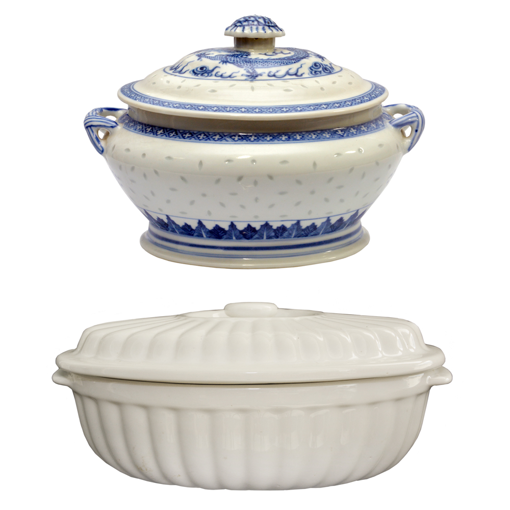 Lote com 02 sopeiras em porcelana sendo: 01 azul e branca oriental...