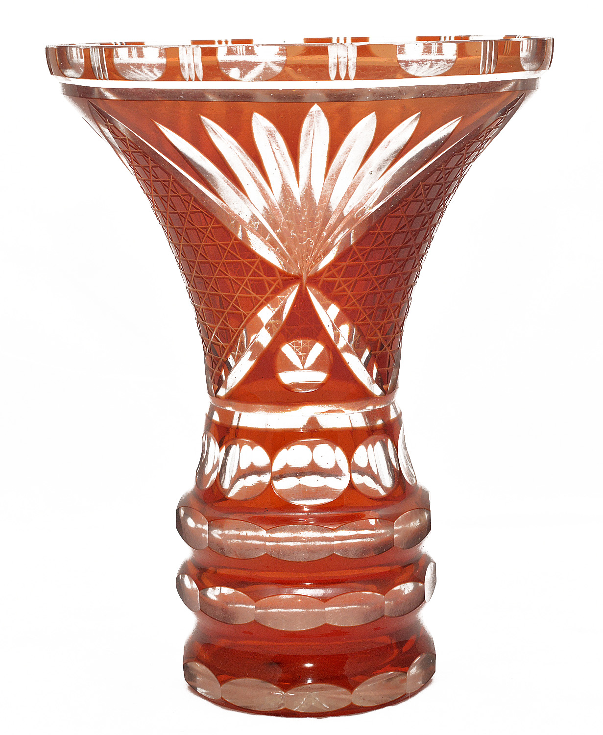 Vaso em cristal na cor vermelho doublé, lapidação com formatos...