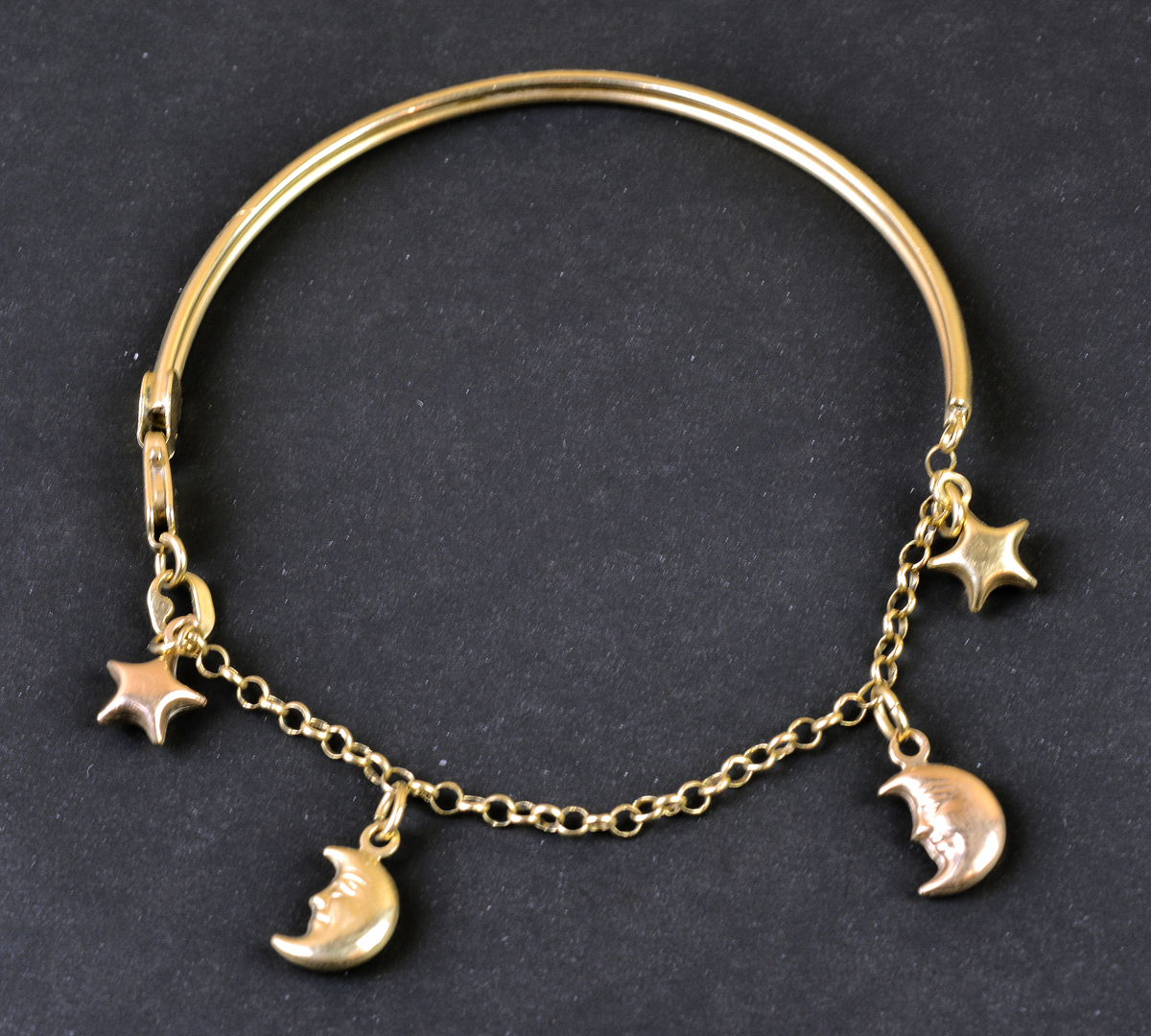 Pulseira em ouro amarelo 18 k, apresentando quatro pingentes em...