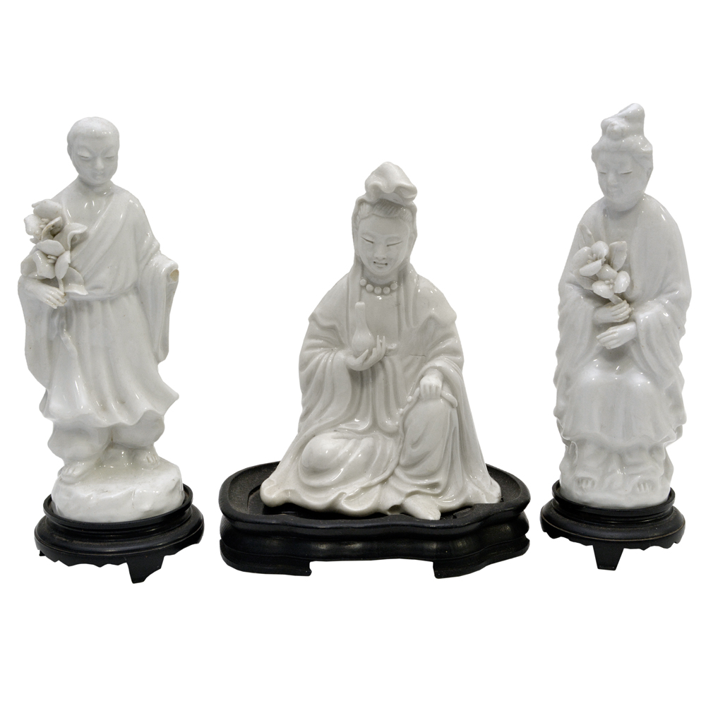 Lote composto de 03 figuras orientais em porcelana sendo: 01 gueixa...