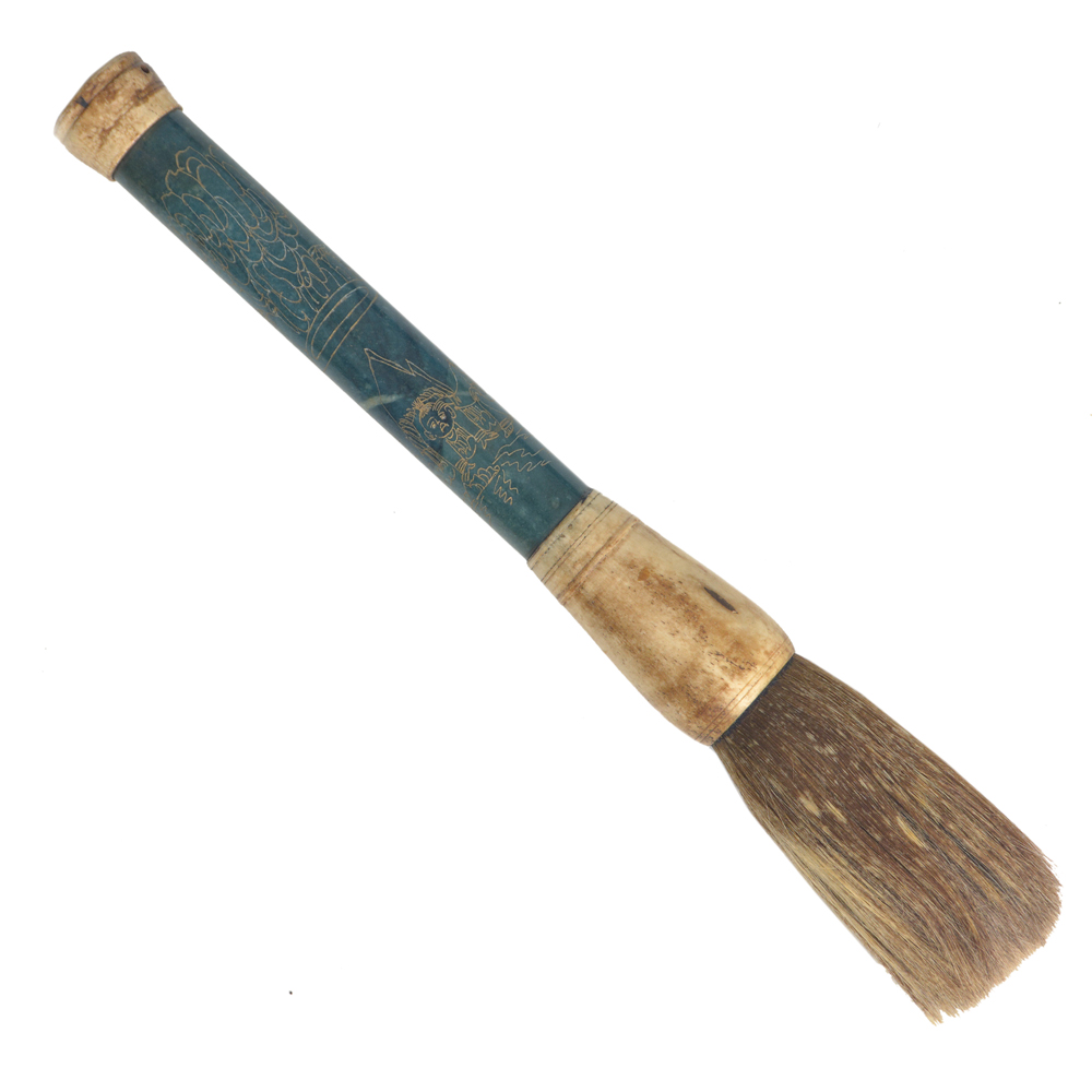Antigo pincel de caligrafia chinesa com cabo em pedra verde com...