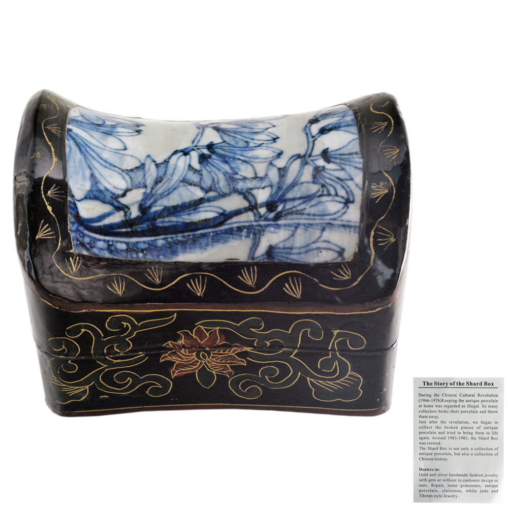 Caixa em laca chinesa na cor preta e fragmento de porcelana do século...