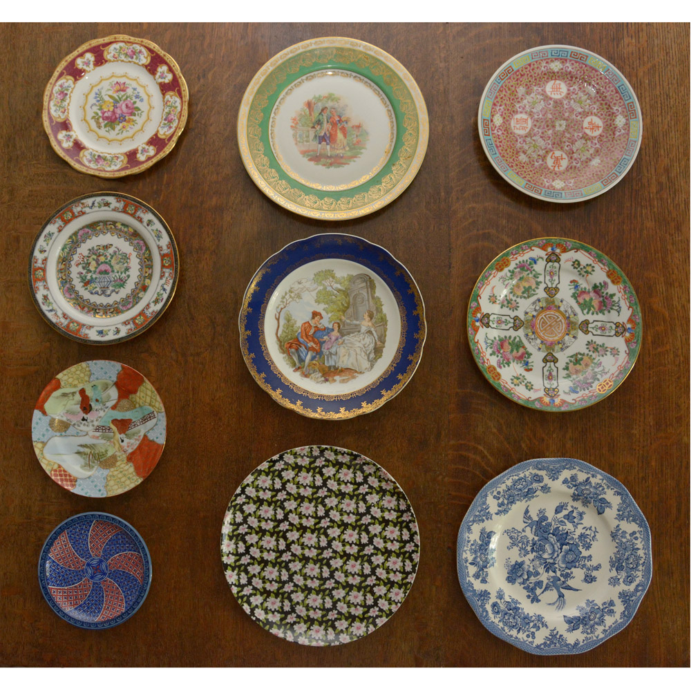Lote composto de 10 pratos diversos em porcelana variada.