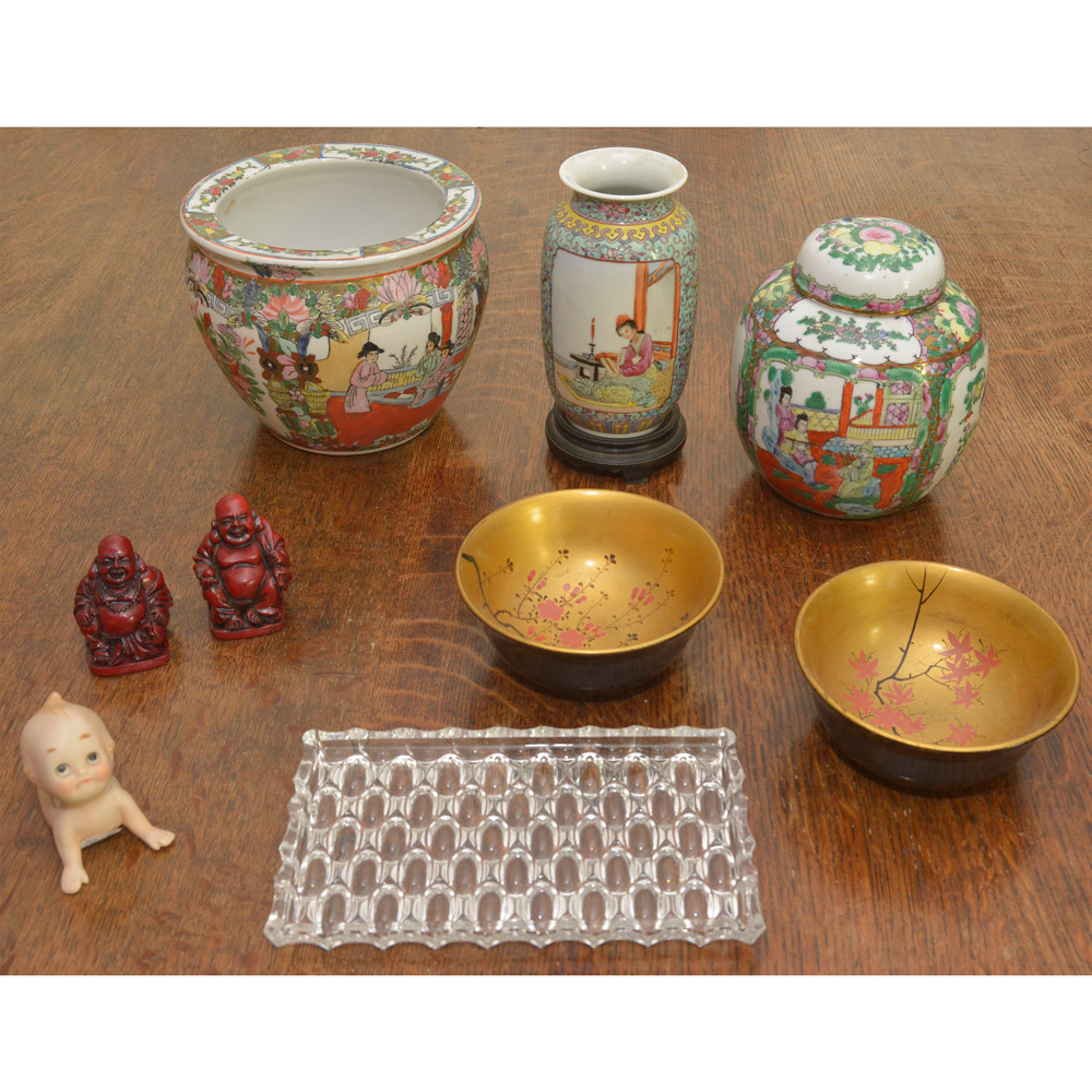 Lote composto de 08 peças variadas sendo: 01 vaso em porcelana...