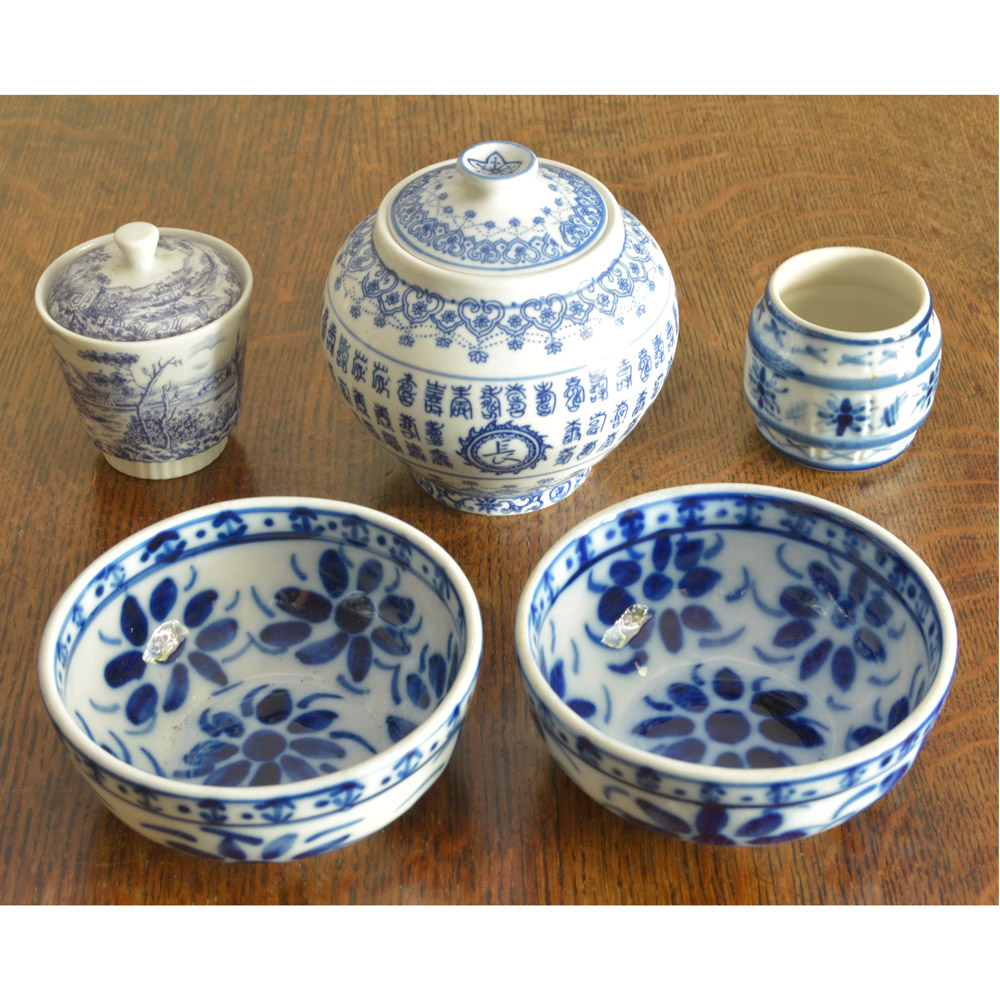 Lote composto de 05 peças variadas em porcelana sendo: 01 potiche com...