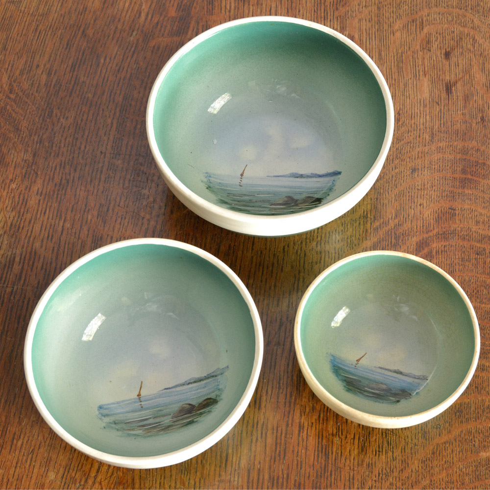 Lote composto de 03 bowls em faiança holandesa na cor verde com borda...
