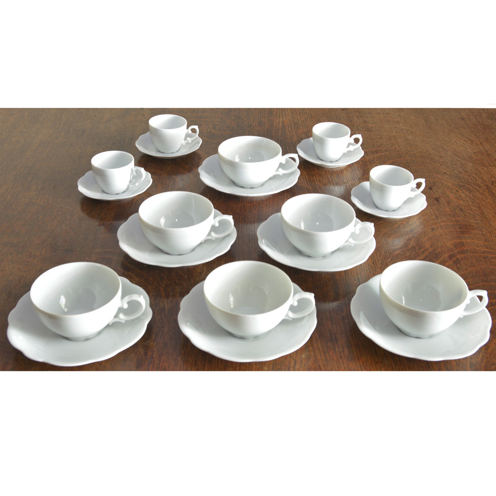 Lote composto de 10 xícaras com pires em porcelana branca sendo: 04...
