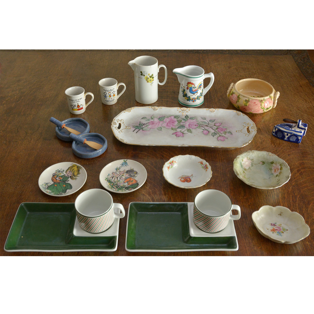 Lote composto de de 19 peças variadas em porcelana e faiança a saber...