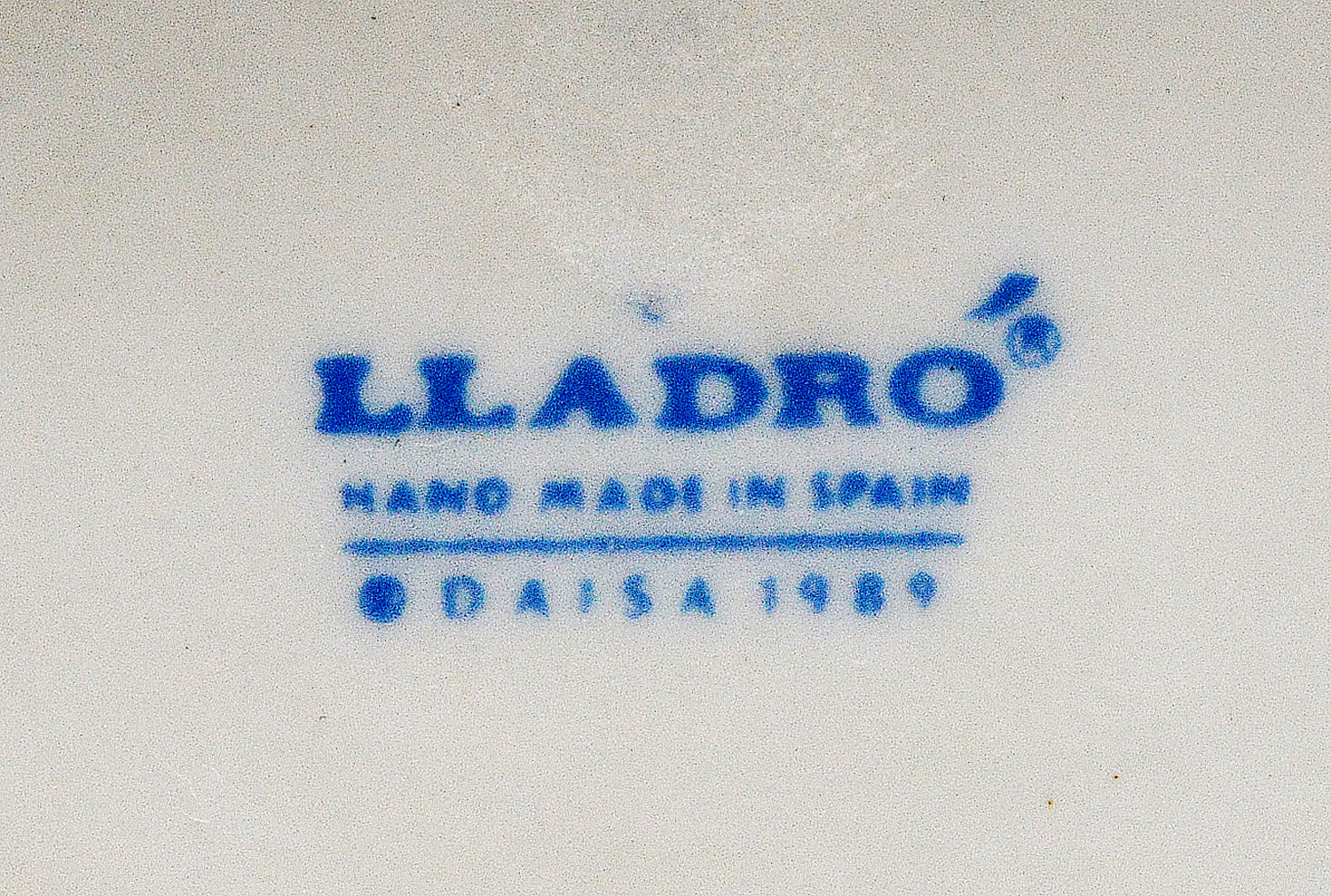 LLADRO - Escultura em porcelana espanhola representando menina com... - foto 2 de 2