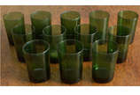 Lote com 12 copos em vidro verde. - Lote com 12 copos em vidro verde.